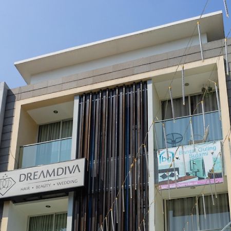 Reddoorz Near Setrasari Mall 4 Бандунг Екстериор снимка